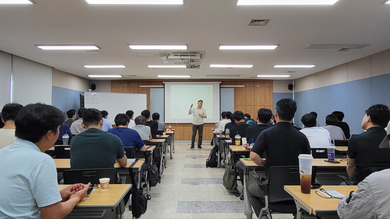 사진1. 협력사 안전관리자들이 전문화교육을 경청하고 있다