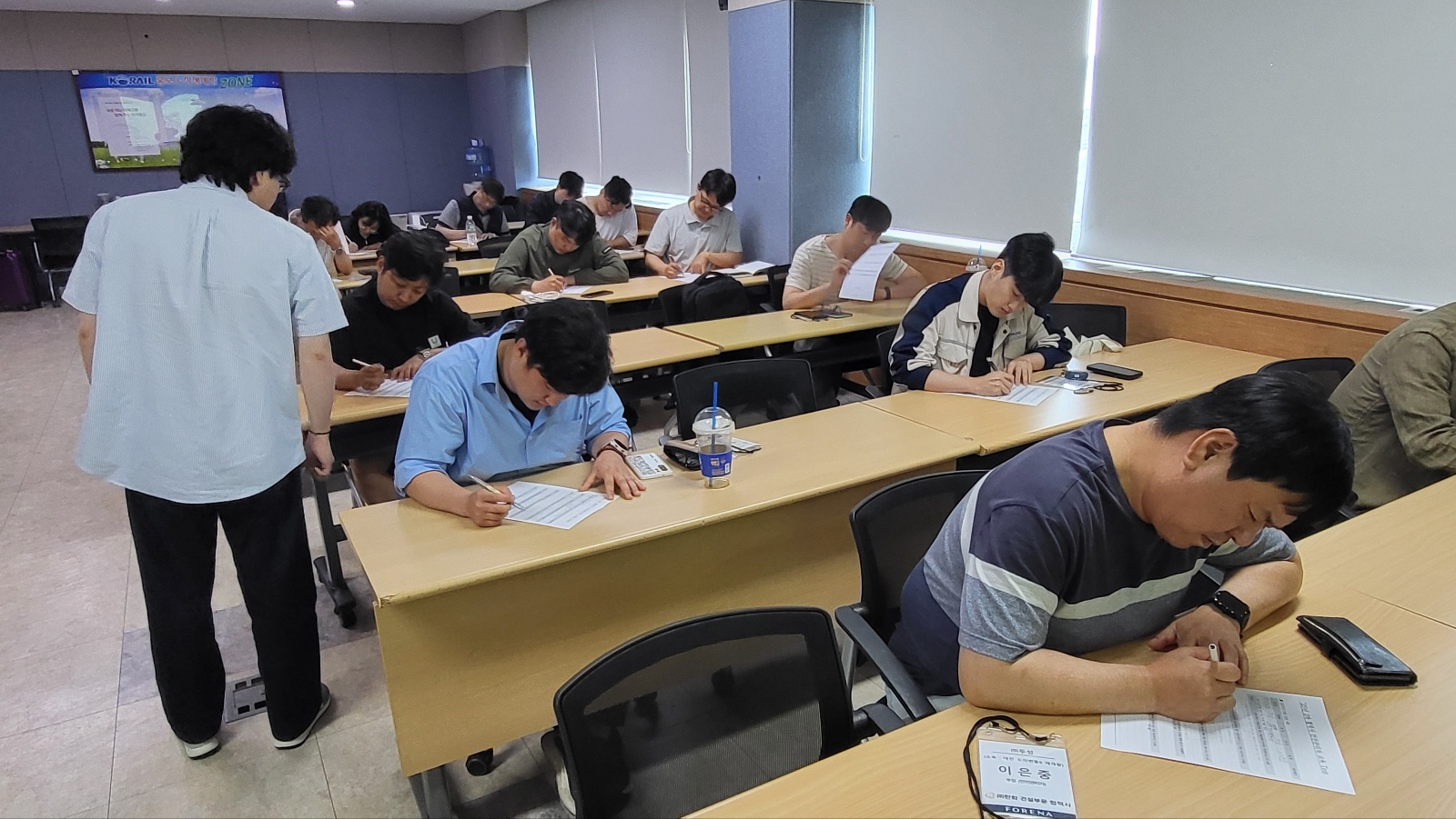 사진3. 협력사 안전관리자들이 교육 이후 평가를 받고 있다